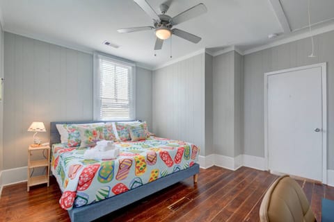 East End Apartment • King Bed • Pet-Friendly