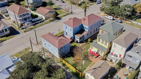 East End Apartment • King Bed • Pet-Friendly