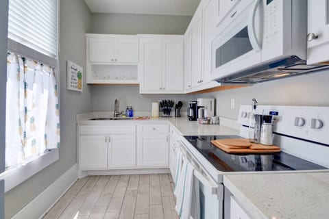 East End Apartment • King Bed • Pet-Friendly