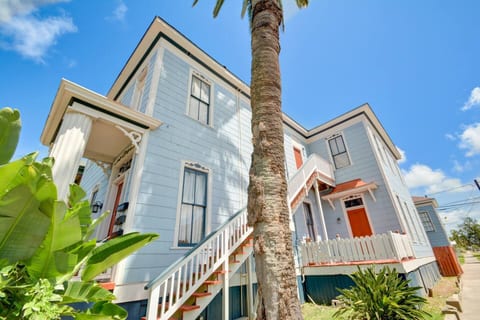 East End Apartment • King Bed • Pet-Friendly