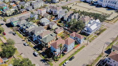 East End Apartment • King Bed • Pet-Friendly