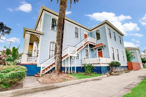 East End Apartment • King Bed • Pet-Friendly
