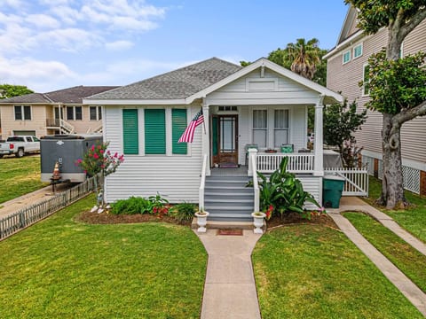 The O Place - Porch, Yard, & King Bed