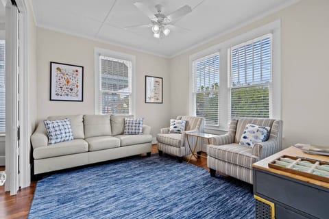 East End Cottage • 2 King Beds • Walk to Beach