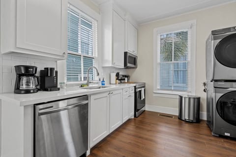 East End Cottage • 2 King Beds • Walk to Beach