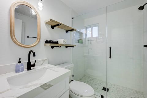 Bayfront Escape • Kayaks, Decks & 2 King Beds