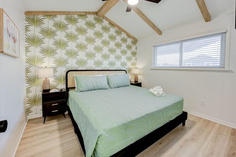 Bayfront Escape • Kayaks, Decks & 2 King Beds