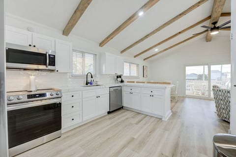 Bayfront Escape • Kayaks, Decks & 2 King Beds