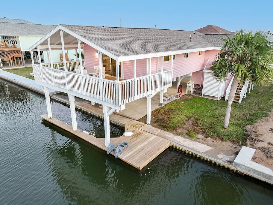 Flamingo on Frio - Play on the Bay - 2 King Beds