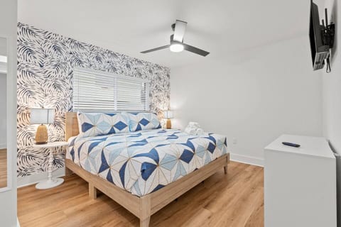 Sapphire • 3 King Beds • Walk to Beach • East End