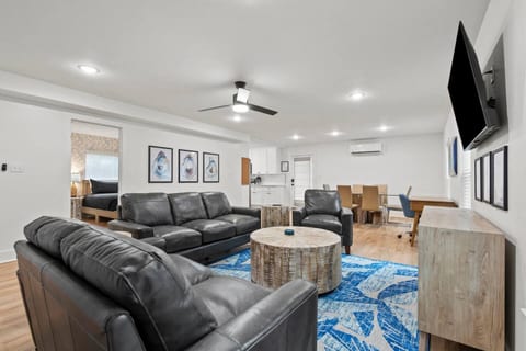 Sapphire • 3 King Beds • Walk to Beach • East End