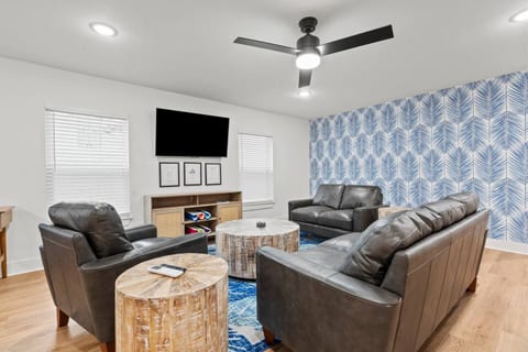 Sapphire • 3 King Beds • Walk to Beach • East End