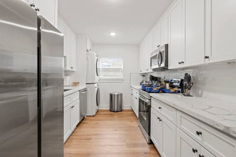 Sapphire • 3 King Beds • Walk to Beach • East End