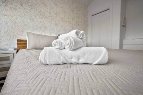 Island Gems - Gold • King Beds • Walk to Beach