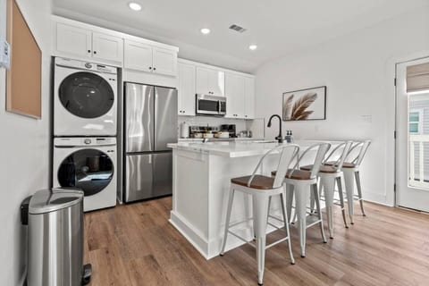 Island Gems - Gold • King Beds • Walk to Beach