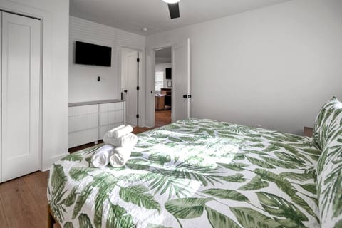 Emerald • 3 King Beds • Walk to Beach • East End