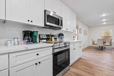 Emerald • 3 King Beds • Walk to Beach • East End