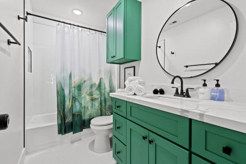 Emerald • 3 King Beds • Walk to Beach • East End