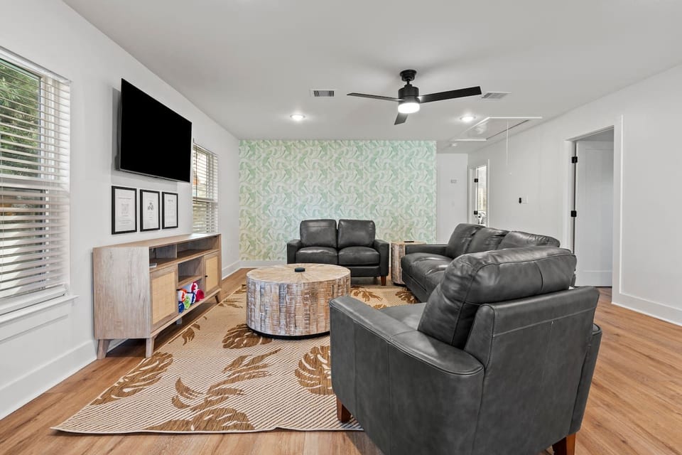 Emerald • 3 King Beds • Walk to Beach • East End - Galveston