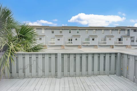 Family Beach Condo • King Bed & Bunk Room