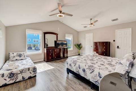 Beachfront Escape • Deck, Views & 2 Kings