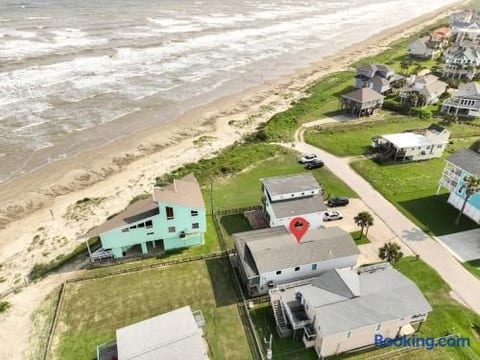 Beachfront Escape • Deck, Views & 2 Kings