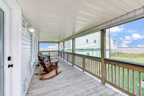 Beachfront Escape • Deck, Views & 2 Kings