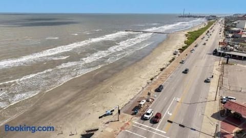 Family Beach Retreat • 1 Block to Seawall