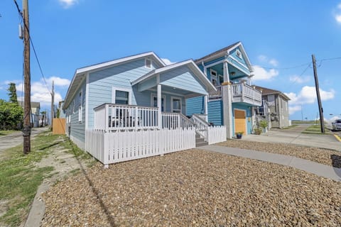 Family Beach Retreat • 1 Block to Seawall
