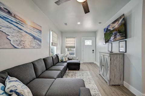 Family Beach Retreat • 1 Block to Seawall