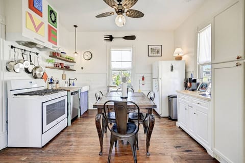 Historic Beach Cottage•Porch & Yard•Walk to Beach