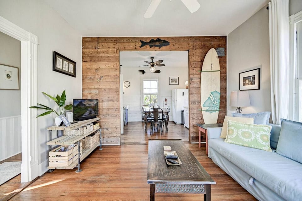 Historic Beach Cottage•Porch & Yard•Walk to Beach - Galveston