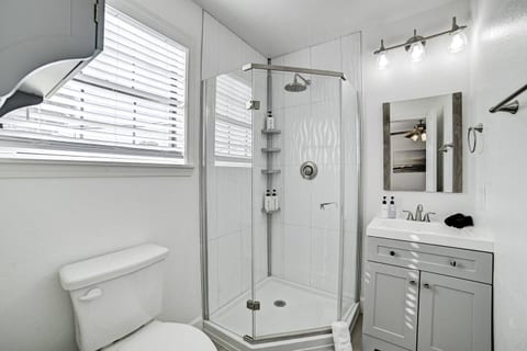 Bayou Bungalow • Porch, Yard, & 2 Baths