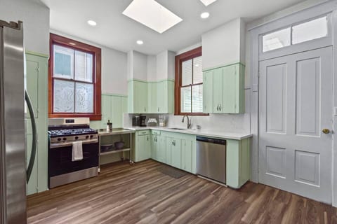 East End Apartment • 3 King Beds • Pet-Friendly