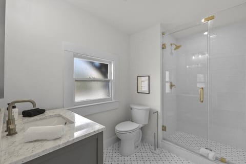 East End Apartment • 3 King Beds • Pet-Friendly