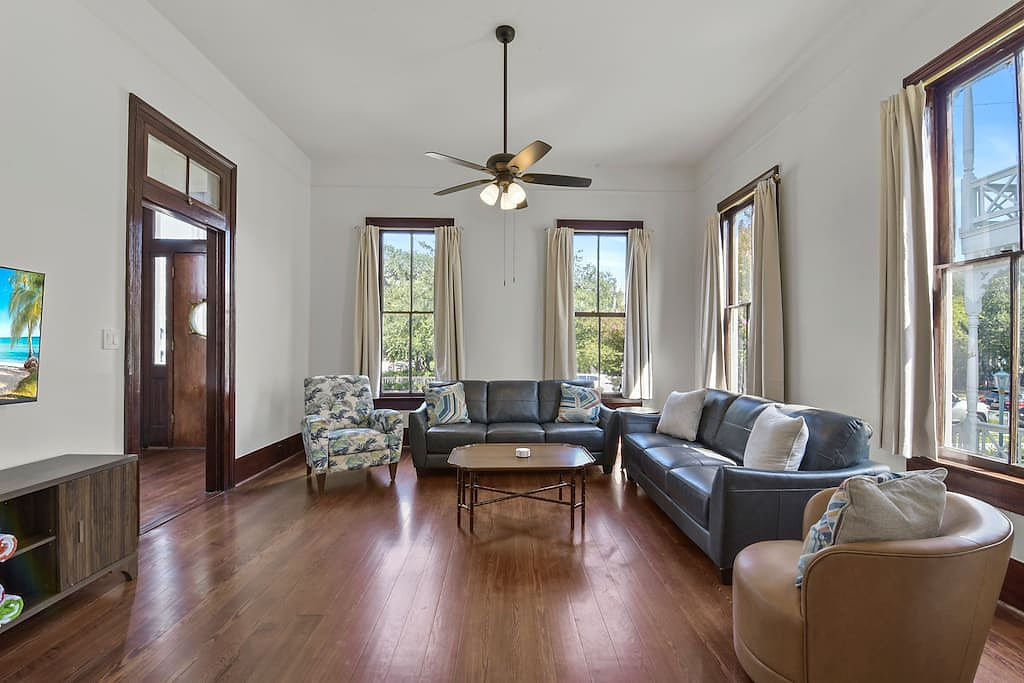 Beauty on Ball - M1 - 3 King Beds, Great Location!