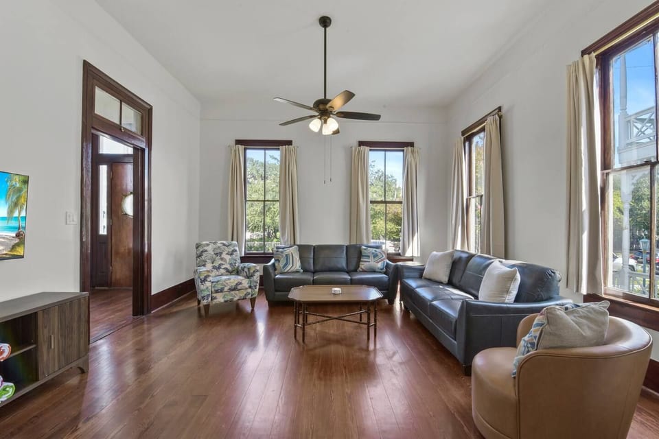 East End Apartment • 3 King Beds • Pet-Friendly - Galveston