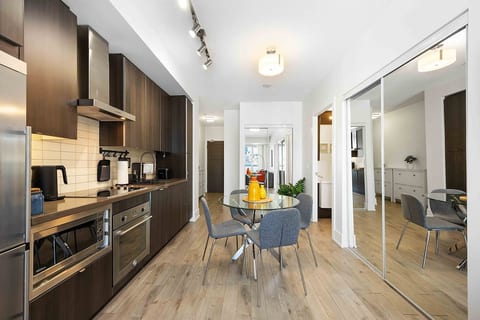 Stylish Downtown Condo w/ City Views Near CN Tower image 4