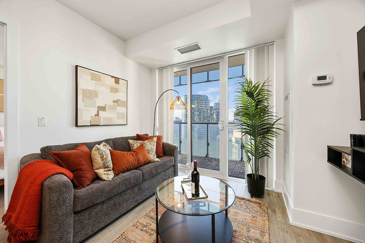Stylish Downtown Condo w/ City Views Near CN Tower image 1