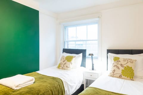 Ipswich City Centre Stay – 2BR 2BATH Flat for 6 Guests