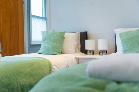Charlotte House: Central 2BR 2BATH Retreat – Sleeps 6