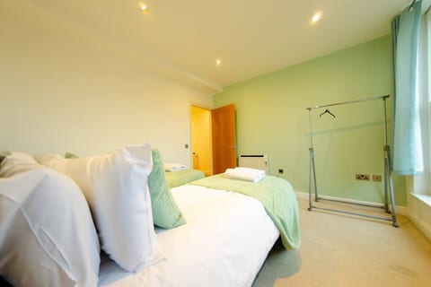 Charlotte House: Central 2BR 2BATH Retreat – Sleeps 6