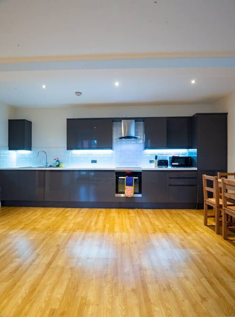 Charlotte House: Central 2BR 2BATH Retreat – Sleeps 6