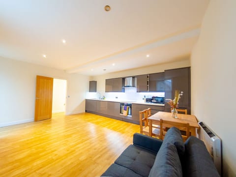 Charlotte House: Central 2BR 2BATH Retreat – Sleeps 6