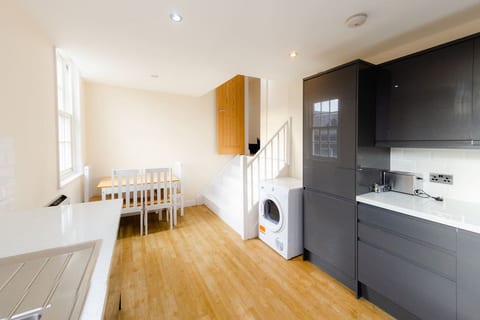 Charlotte House: Prime Location Urban Nest – 2BED 2BATH