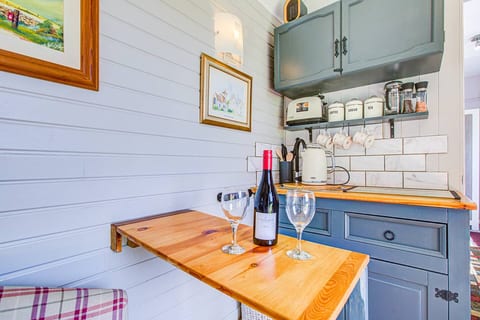 Upper Beeding Retreat: Cozy Self-Contained Garden Studio