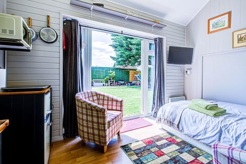 Upper Beeding Retreat: Cozy Self-Contained Garden Studio