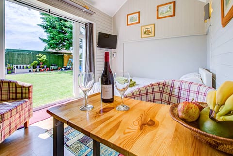 Upper Beeding Retreat: Cozy Self-Contained Garden Studio