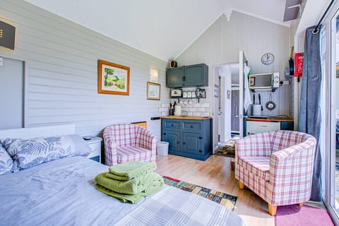 Upper Beeding Retreat: Cozy Self-Contained Garden Studio