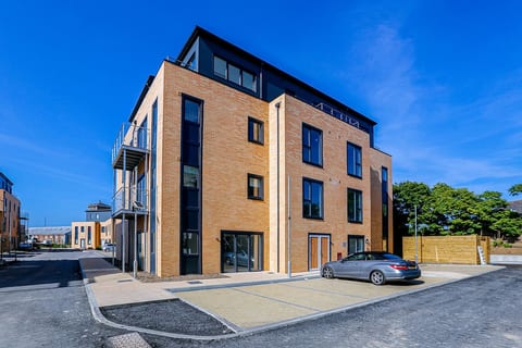 Penny Place Retreat – Central 2BED 2BATH by Station + Free Parking